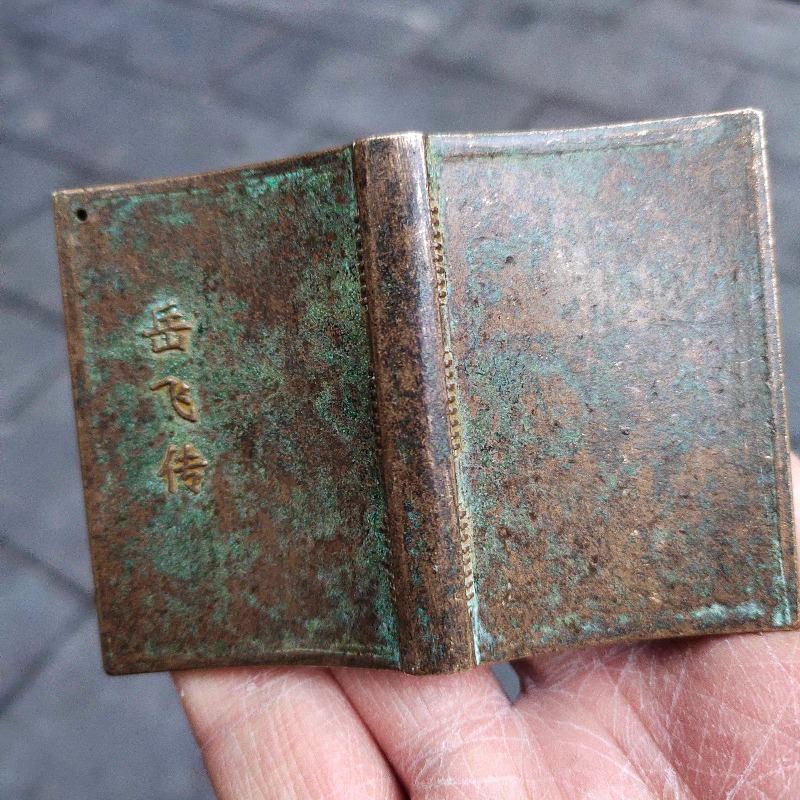 Mini Amuleto de Livro em Bronz - Vintage And Collectible Books avaliação e preço